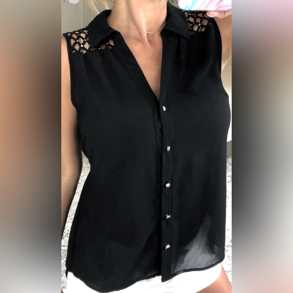 Carmen Marc Valvo Button up Sleeveless Collared top
silver stud-like buttons - M